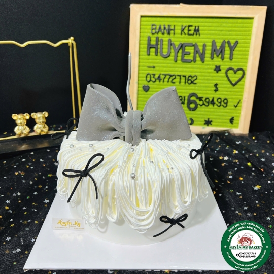 Bánh Kem Trắng Nơ Xám 01
