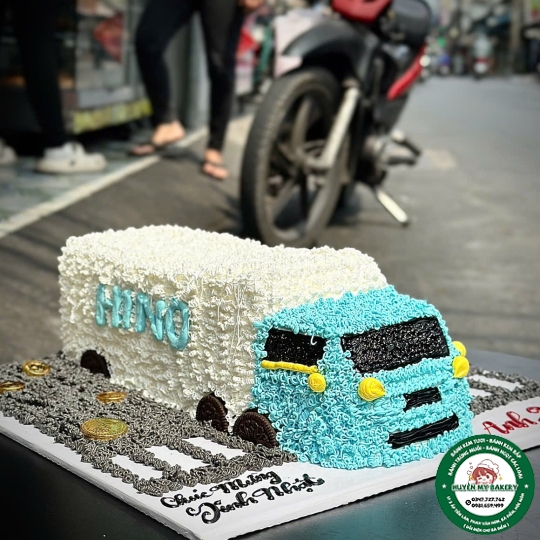 Bánh kem xe container