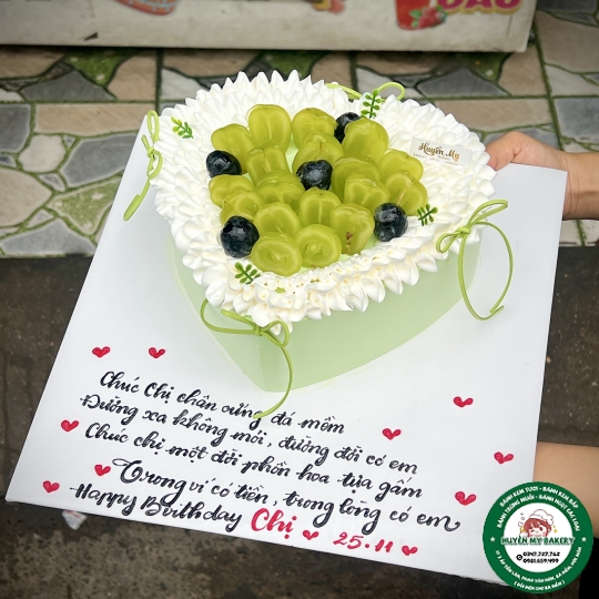 bánh kem Trái Tim gắn Nho tươi