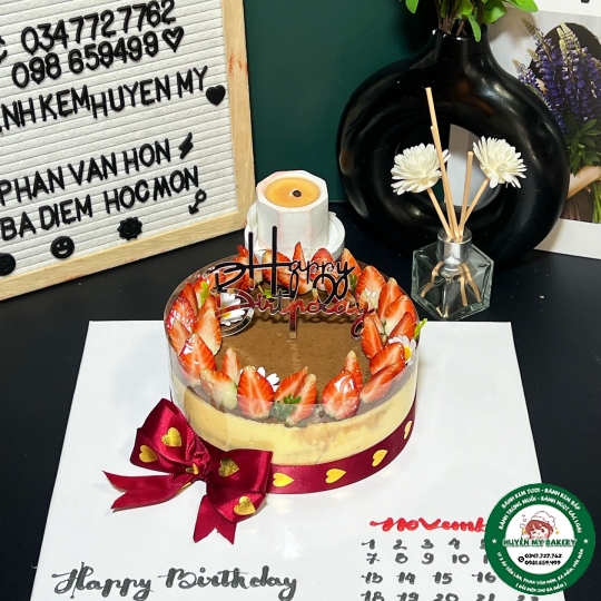 Bánh sinh nhật Tiramisu truyền thống ttri vẽ lịch 
