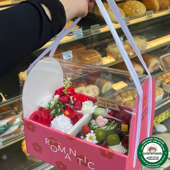 Bánh kem kèm giỏ hoa đẹp hot 20/10